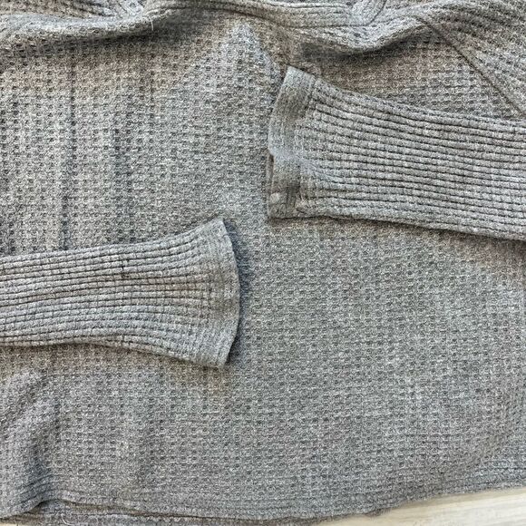 Me to We Grey Crop Long Sleeve - Picture 5 of 8